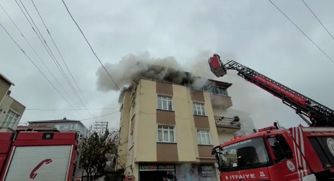 Binanın Çatı Katı Alevlere Teslim Oldu, 1 Kişi Dumandan Etkilendi