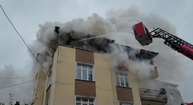 Binanın Çatı Katı Alevlere Teslim Oldu, 1 Kişi Dumandan Etkilendi