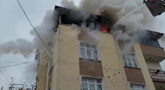 Binanın Çatı Katı Alevlere Teslim Oldu, 1 Kişi Dumandan Etkilendi