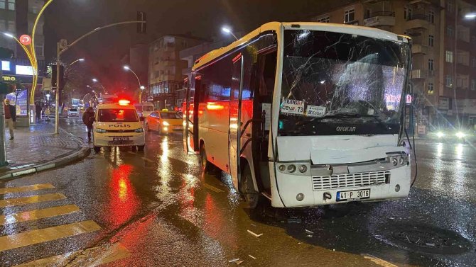 Hatalı Dönüş Yapan Market Kamyonu, Servis Aracıyla Çarpıştı: 1 Yaralı