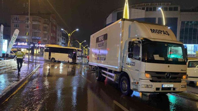 Hatalı Dönüş Yapan Market Kamyonu, Servis Aracıyla Çarpıştı: 1 Yaralı
