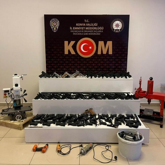 Silah Kaçakçısının Evinden Adeta Cephanelik Çıktı