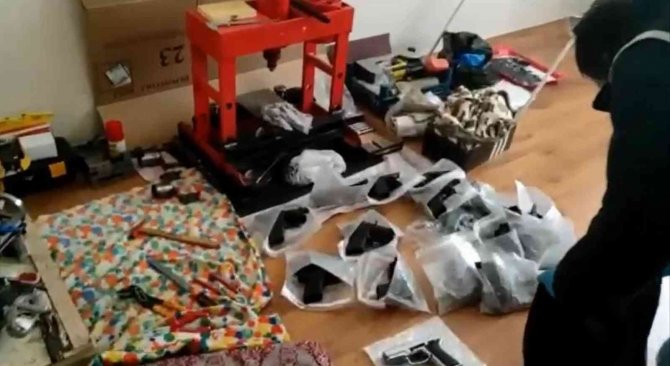 Silah Kaçakçısının Evinden Adeta Cephanelik Çıktı