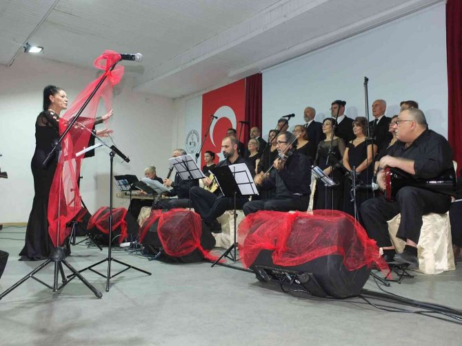 Balıkesir’de Halk Eğitim Korosu’nun Konseri Coşturdu