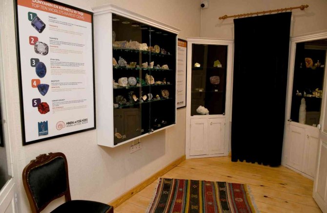 Kuşadası Belediyesi Mineral Ve Fosil Müzesi Ziyaretçilerini Bekliyor