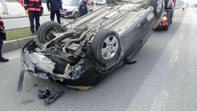 Refüje Çarpan Otomobil Takla Attı: 1 Yaralı