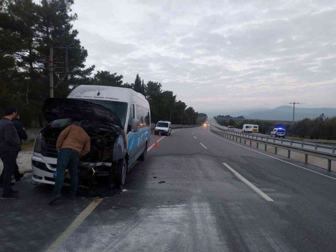 Toplu Taşıma Aracı Alev Alev Yandı, Yolcular Son Anda Tahliye Edildi