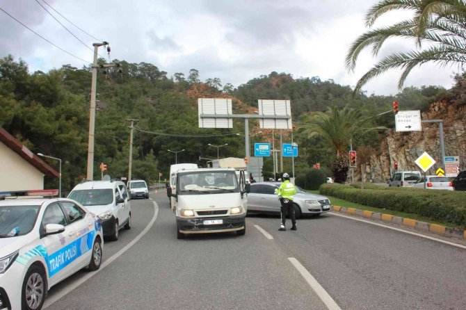 Marmaris İlçe Girişi Ve Çıkışı Kontrol Edilmeye Devam Ediyor