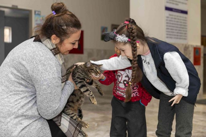 Minik Ela’ya ’Kedi Evi’ Sürprizi