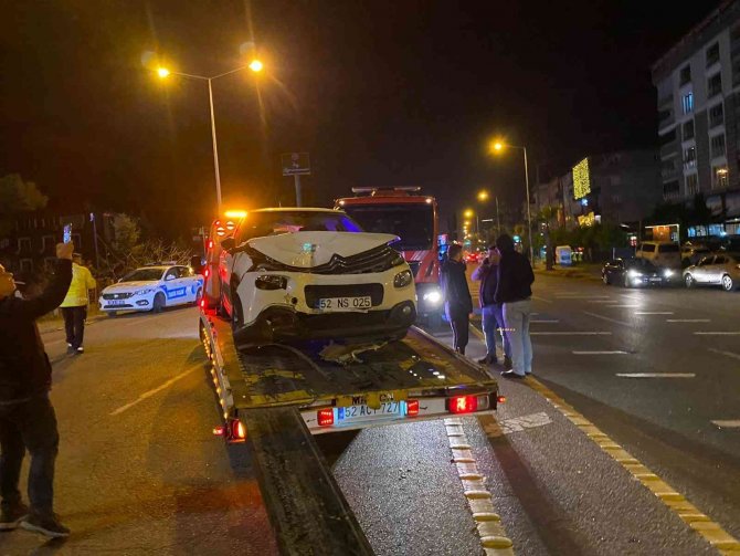 Ordu’da Hafif Ticari Araç İle Otomobil Çarpıştı: 1 Yaralı