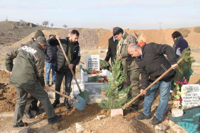 Orman Bölge Müdürlüğü, Kimsesizler Mezarlığına Gömülen Kızın Mezarına Ağaç Dikti