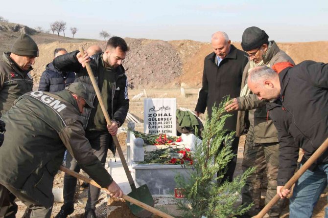 Orman Bölge Müdürlüğü, Kimsesizler Mezarlığına Gömülen Kızın Mezarına Ağaç Dikti