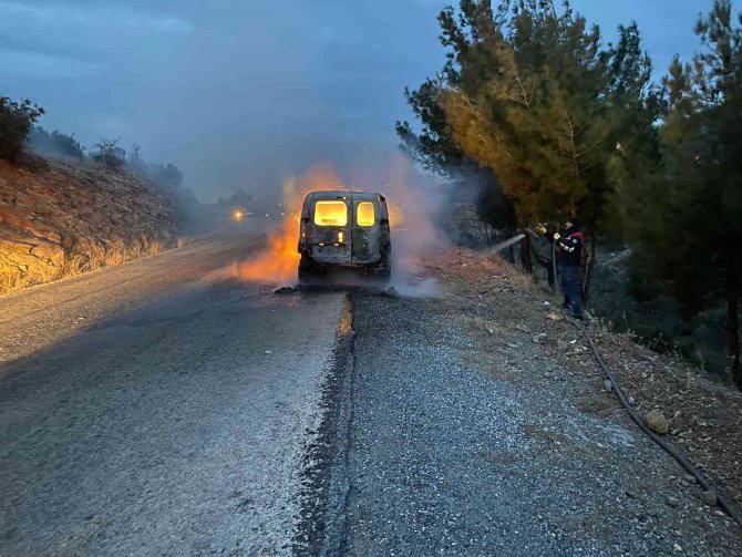 Hareket Halindeki Hafif Ticari Araç Alev Alev Yandı
