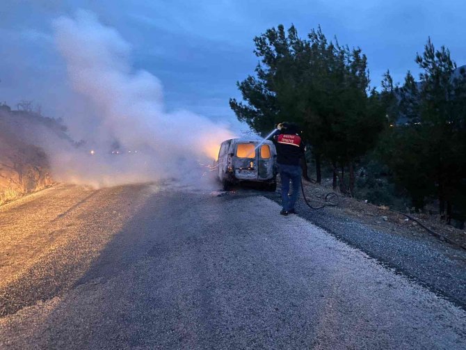 Hareket Halindeki Hafif Ticari Araç Alev Alev Yandı