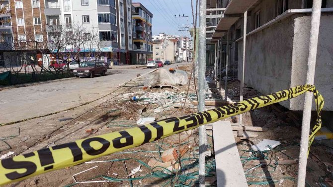 Samsun’da 4. Kattan Düşen Mantolama İşçisi Hayatını Kaybetti