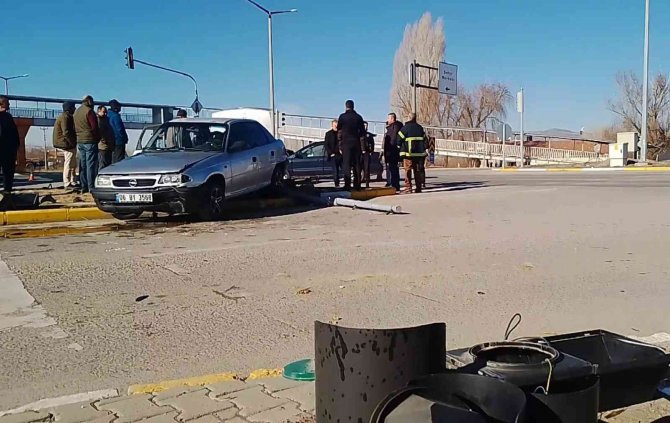 Sivas’ta İki Otomobil Çarpıştı: 4 Yaralı