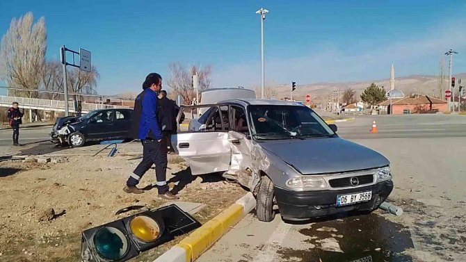 Sivas’ta İki Otomobil Çarpıştı: 4 Yaralı