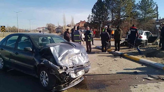 Sivas’ta İki Otomobil Çarpıştı: 4 Yaralı