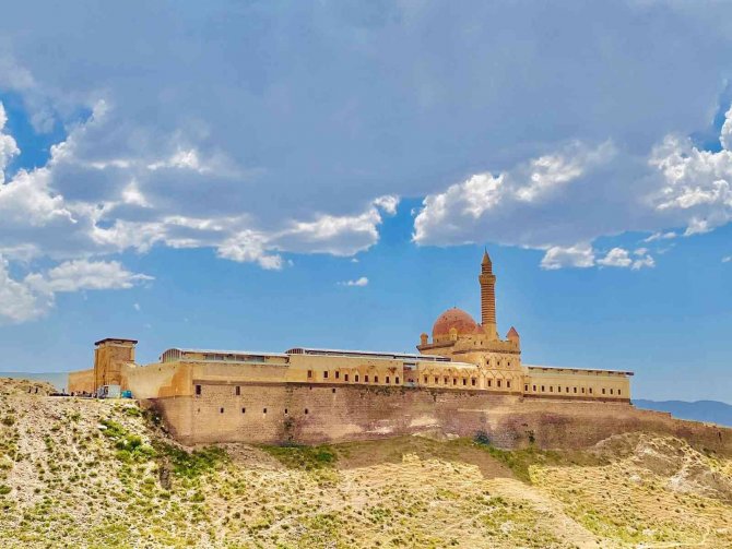 Tarihi İ̇shak Paşa Sarayı, 295 Bin Ziyaretçiyle Tüm Zamanların Ziyaretçi Rekorunu Kırdı