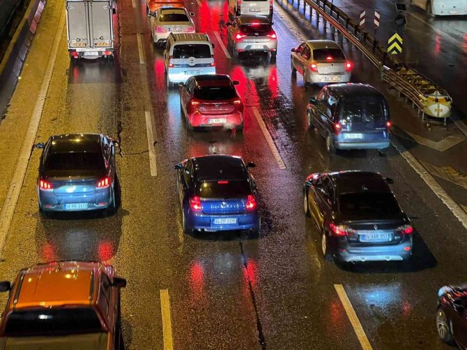 İ̇stanbul’da Haftanın Son İş Gününde Trafik Yoğunluğu Yaşandı
