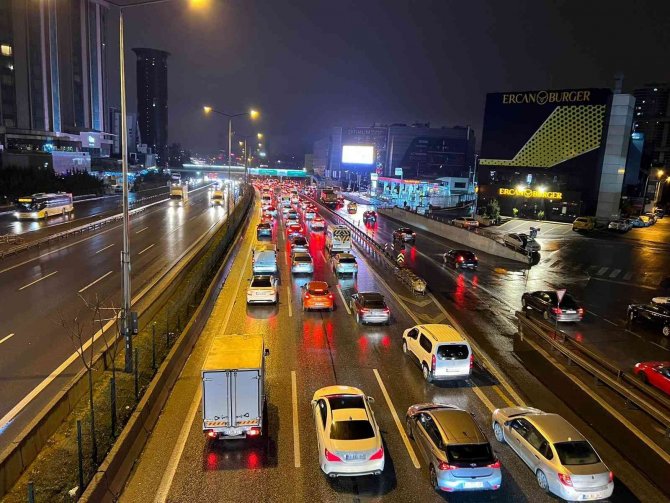İ̇stanbul’da Haftanın Son İş Gününde Trafik Yoğunluğu Yaşandı