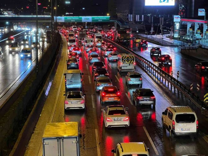 İ̇stanbul’da Haftanın Son İş Gününde Trafik Yoğunluğu Yaşandı