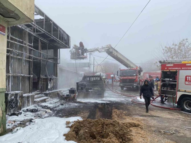 Tuzla’da İ̇ski̇ Doğalgaz Borusunu Patlattı, Ak Parti Teşkilat Bürosu Küle Döndü