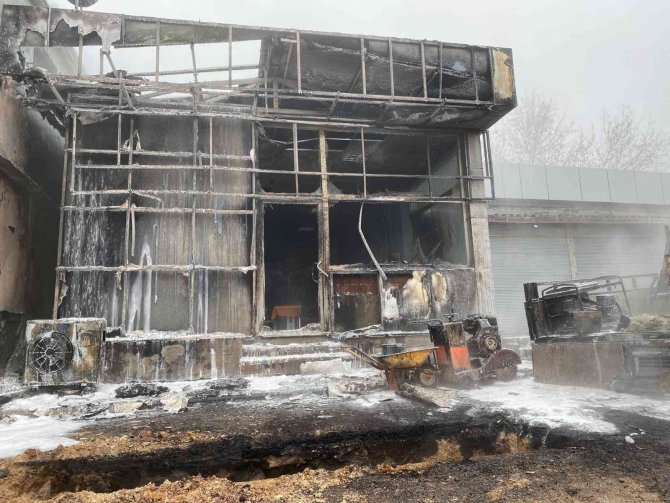 Tuzla’da İ̇ski̇ Doğalgaz Borusunu Patlattı, Ak Parti Teşkilat Bürosu Küle Döndü