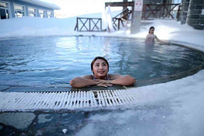 Uludağ’a Gelen Turistler Dondurucu Soğukta Sıcak Havuzun Keyfini Çıkartıyor