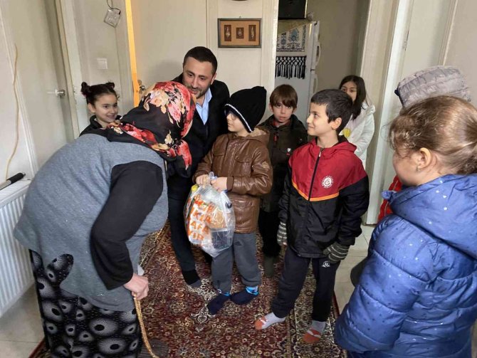 Üsküdar’da Çocukların Kumbara Paraları İhtiyaç Sahiplerine ’Yardım’ Oldu