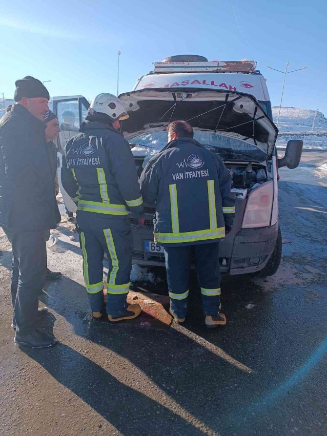 Van’da Seyir Halindeki Minibüs Alev Aldı