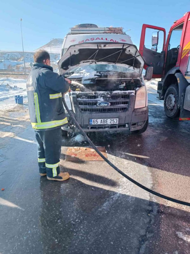 Van’da Seyir Halindeki Minibüs Alev Aldı