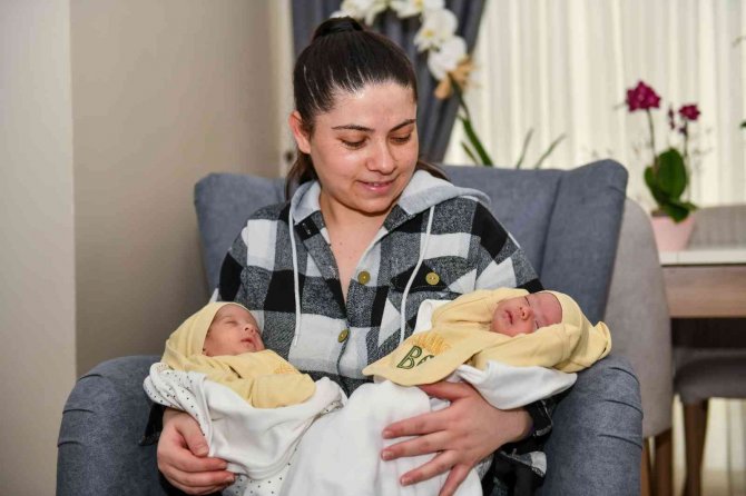 Esenyurtlu Üçüzlerin Bez Ve Mamaları Belediyeden