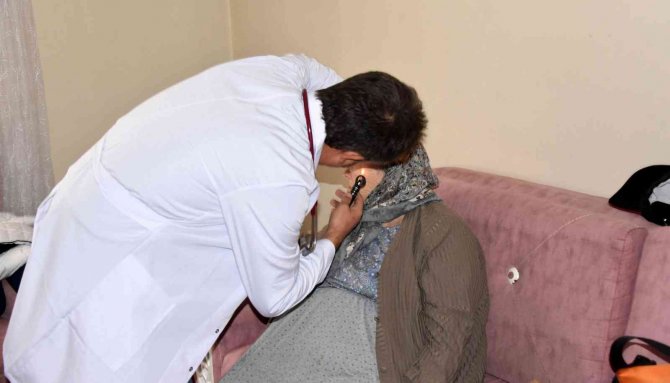 Yunusemre’nin ’Evde Sağlık Hizmeti’ Yaralara İlaç Oluyor