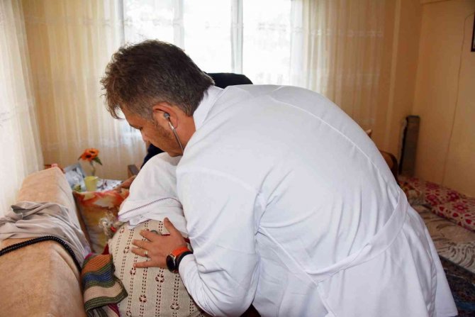 Yunusemre’nin ’Evde Sağlık Hizmeti’ Yaralara İlaç Oluyor