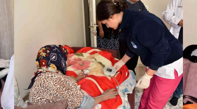 Yunusemre’nin ’Evde Sağlık Hizmeti’ Yaralara İlaç Oluyor