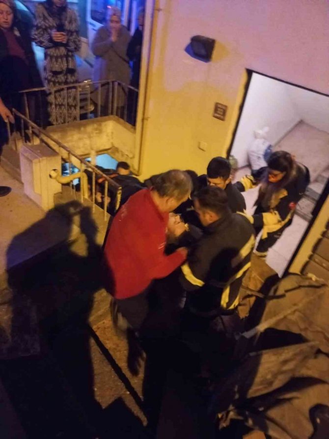 Kamyonet Araçlara Çarpıp Boşluğa Düştü: 1 Yaralı