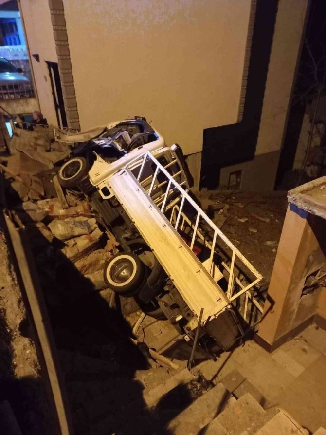Kamyonet Araçlara Çarpıp Boşluğa Düştü: 1 Yaralı