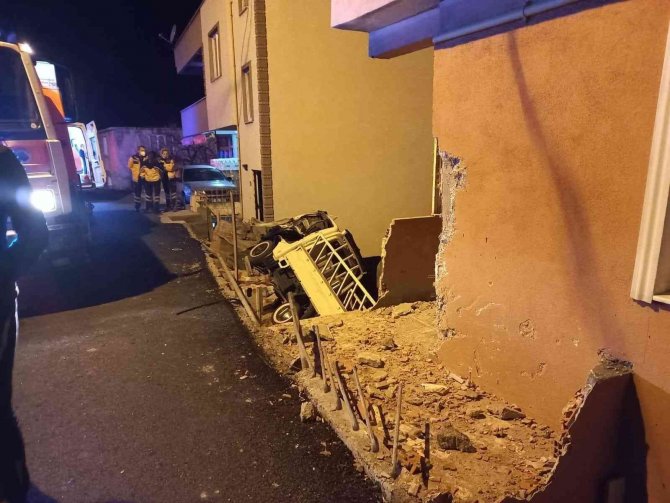 Kamyonet Araçlara Çarpıp Boşluğa Düştü: 1 Yaralı