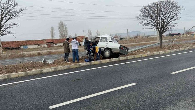 Ortadan İkiye Bükülen Otomobilin Sürücüsü Araçta Sıkıştı