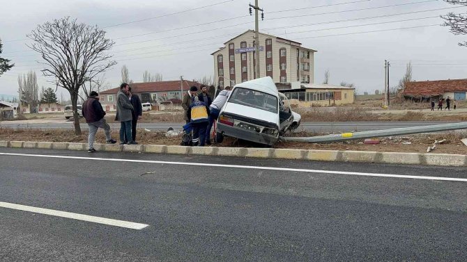 Ortadan İkiye Bükülen Otomobilin Sürücüsü Araçta Sıkıştı