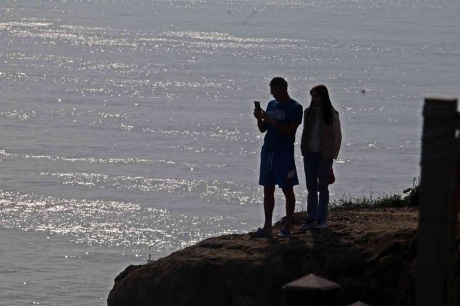 Turist Çiftin Uçurum Kenarındaki Romantizmi Yürekleri Ağza Getirdi