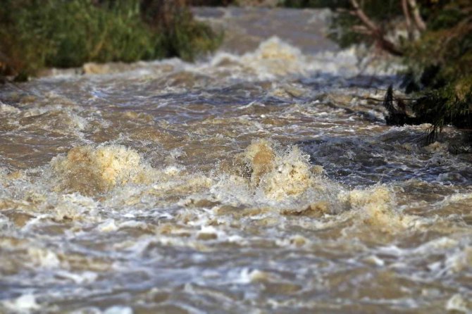 Antalya’da 3 Gün Aralıksız Süren Yağış, Dünyaca Ünlü Şelaleyi Çamur Rengine Bürüdü