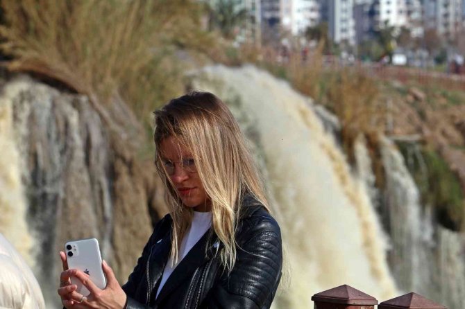 Antalya’da 3 Gün Aralıksız Süren Yağış, Dünyaca Ünlü Şelaleyi Çamur Rengine Bürüdü