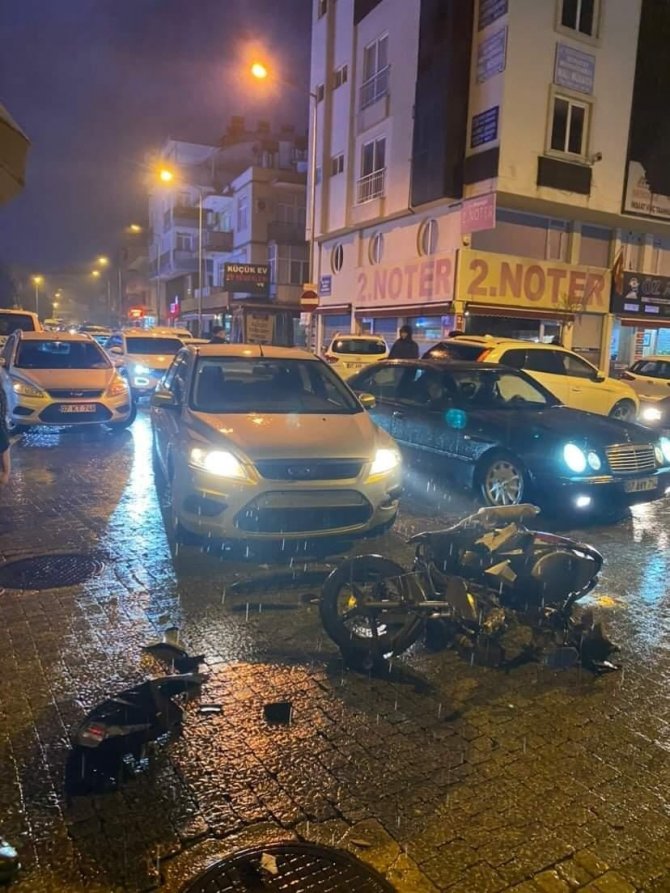Otomobile Çarpan Elektrikli Bisiklet Sürücüsü Ölümden Döndü