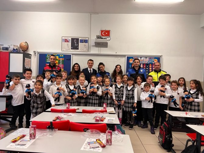 Ataşehir’de Polis Memurları, İlkokul Öğrencilerine Güvenlik Eğitimi Verdi
