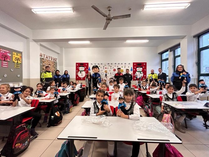 Ataşehir’de Polis Memurları, İlkokul Öğrencilerine Güvenlik Eğitimi Verdi