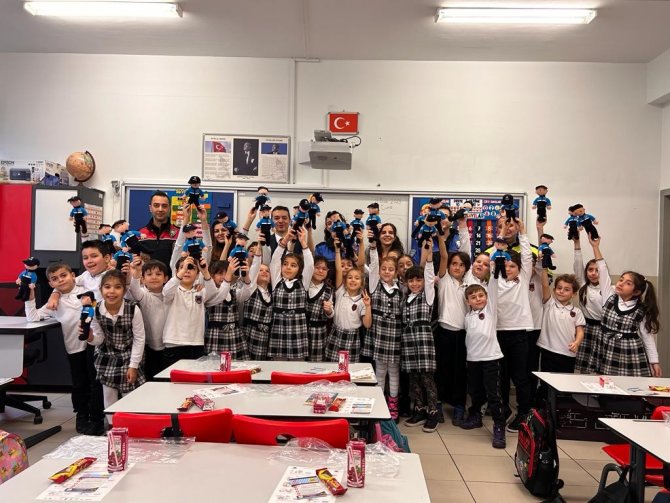 Ataşehir’de Polis Memurları, İlkokul Öğrencilerine Güvenlik Eğitimi Verdi