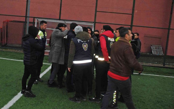 4 Kırmızı Kartın Çıktığı Amatör Maçta Olaylar Çıktı