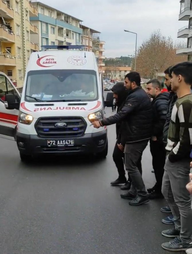 Batman’da Genç Kadın Sokak Ortasında Bıçaklandı